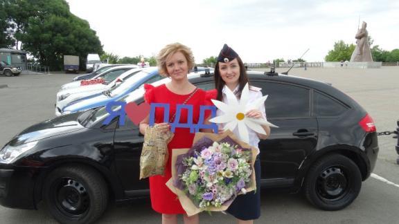 В День семьи, любви и верности молодожены Ставрополья поддержали фотопроект «Я люблю ПДД»
