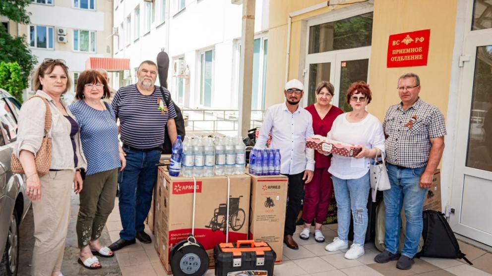 Добровольцы из Кировского округа навестили раненых военнослужащих