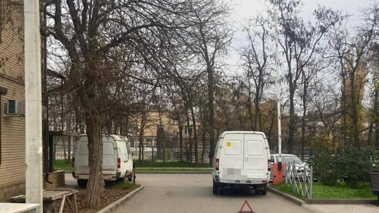 В Будённовске на рынке машина сбила 75-летнего мужчину