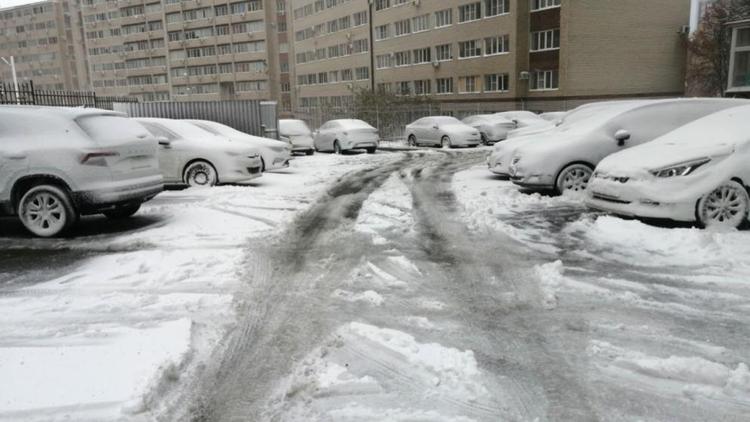 На Ставрополье водителей призвали быть особенно осторожными из-за снега