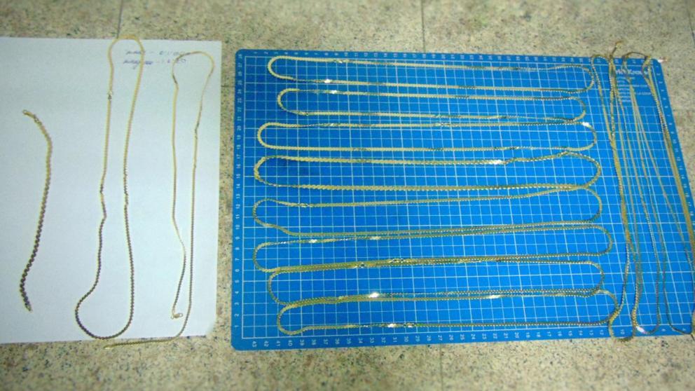 В Минводах таможенники изъяли 224 грамма золота и 64 платка, которые пассажир вёз «на подарки»