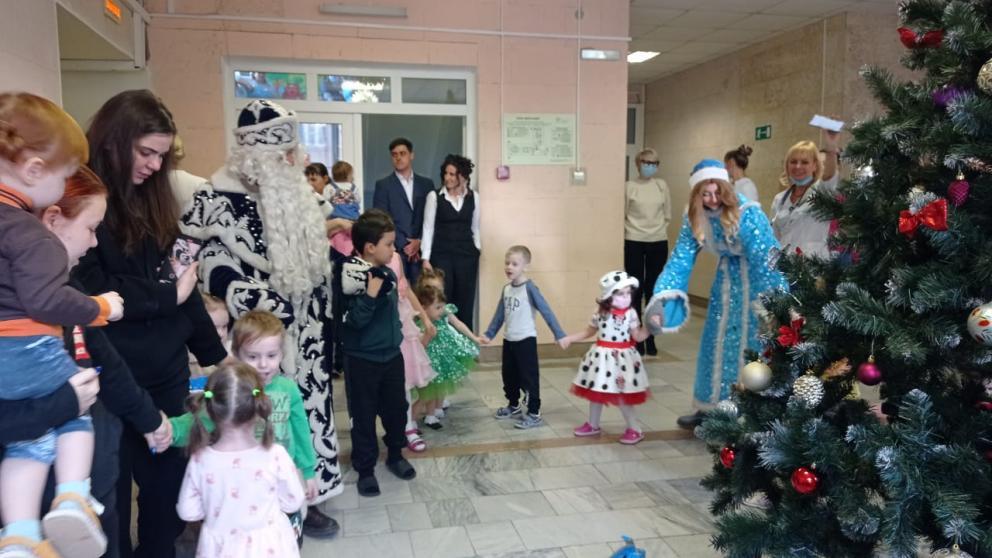 Глава Ессентуков поздравил ребят в больницах