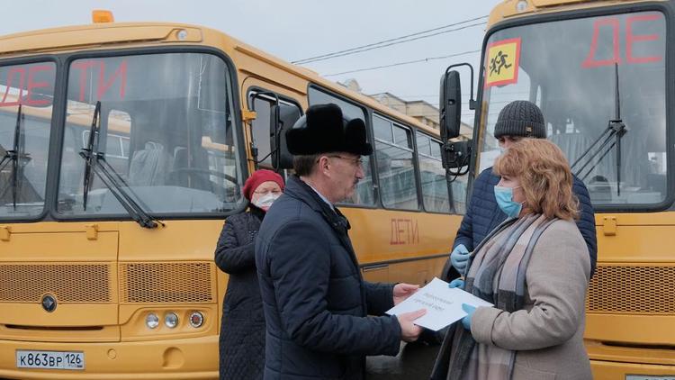 Общественный транспорт ставрополь новости. Вручение автобусов Тасеево. Вручение автобусов в декабре 2021 года. Вручение автобусов в Волжске. Вручение автобусов Владимир 2022 для школы видео.