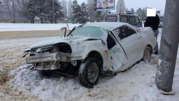 Водитель в Ставрополе врезался в рекламный щит, который обрушился на иномарки