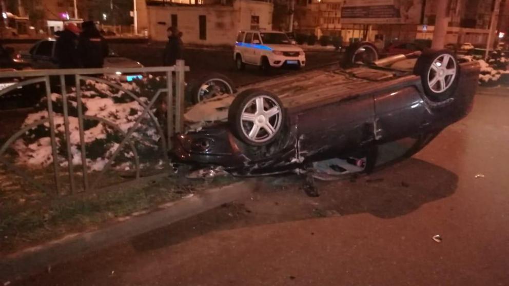 В Ставрополе легковушка перевернулась на улице Доваторцев