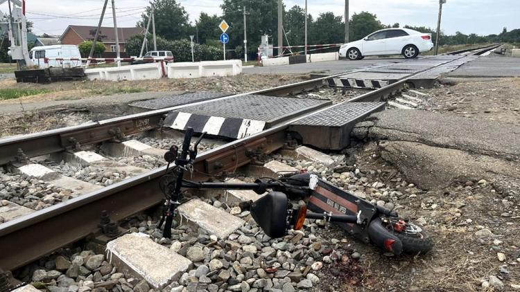 Женщина на электросамокате попала под электричку в Новоалександровске