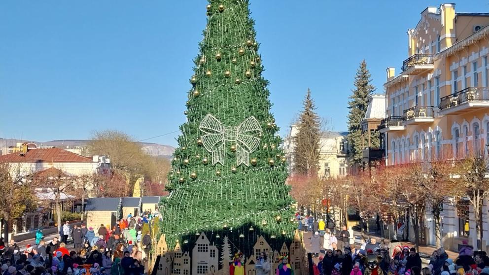 В праздники самым популярным местом у туристов стал Курортный бульвар Кисловодска