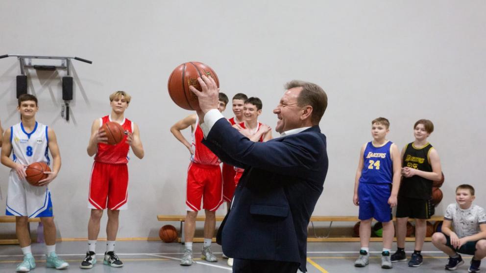 Мэр Ставрополя подарил юным баскетболистам спортивную форму и мячи