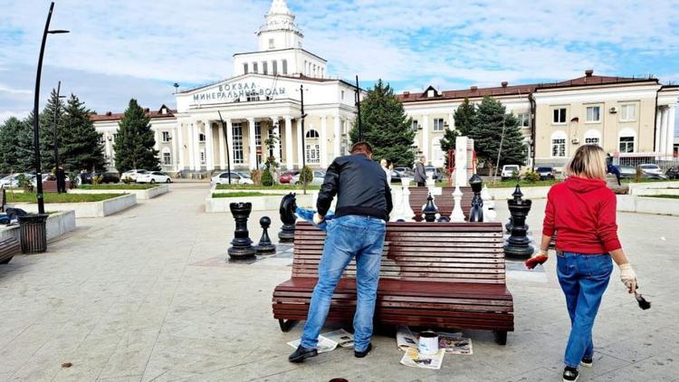 В Минводах на привокзальной площади обновили покрытие лавочек