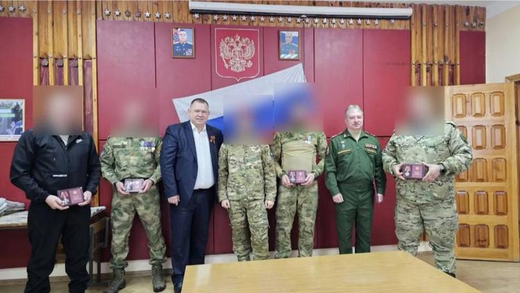 Глава Предгорья вручил награды трём бойцам СВО