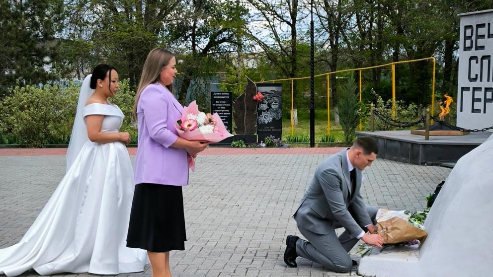 Молодожёны Ставрополья возлагают цветы к Вечному огню