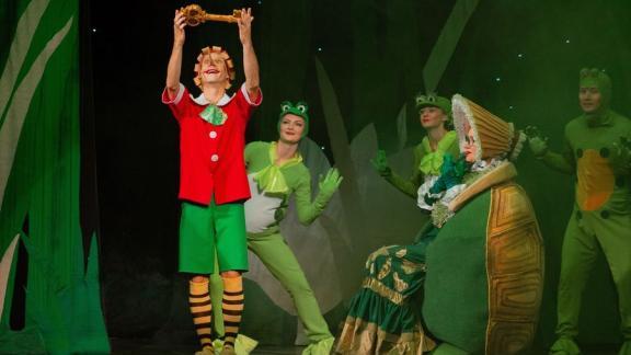 Добрую сказку привезли детям Антрацита ставропольские артисты оперетты