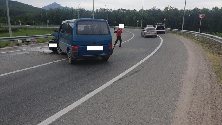 Вблизи Пятигорска водитель отвлёкся на магнитолу и попал в ДТП