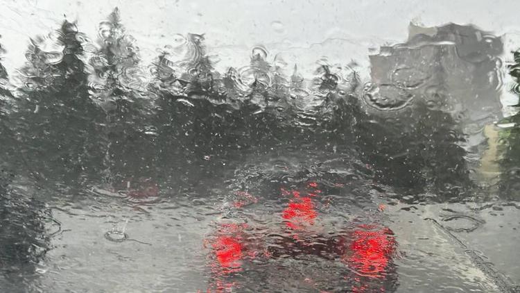Штормовое предупреждение из-за дождя, грозы и града объявили на Ставрополье