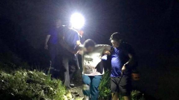 На Ставрополье спасатели помогли травмированной туристке спуститься с горы