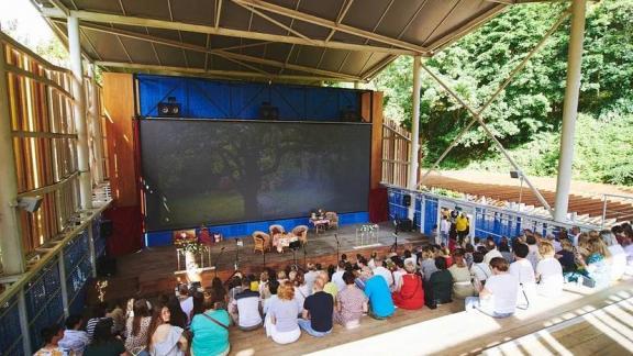 Комедийные миниатюры показывают в Кисловодске в летнем кинотеатре