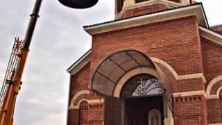 На строящийся Никольский храм установлены купола с крестами в селе Ачикулак