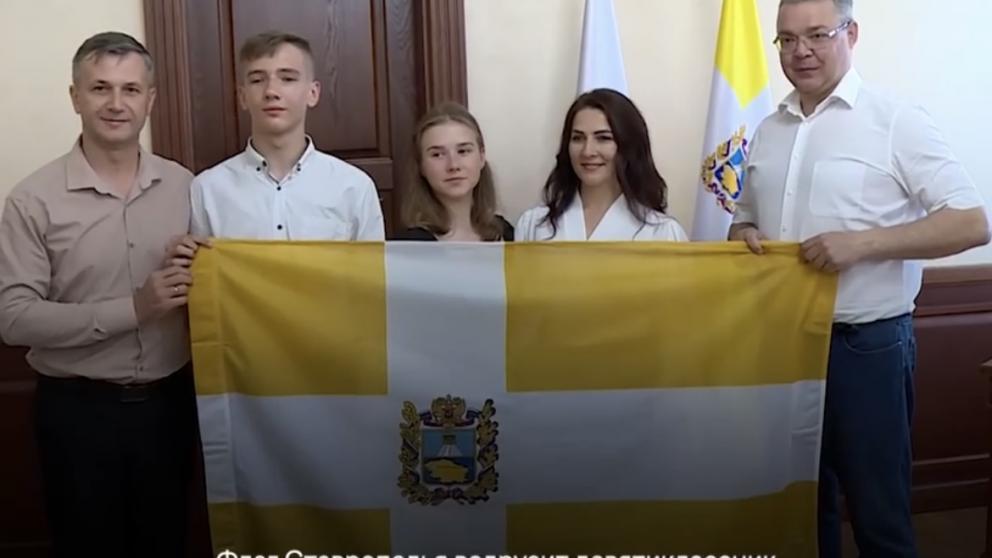 Глава Ставрополья передал флаг края школьнику для экспедиции на Северный Полюс