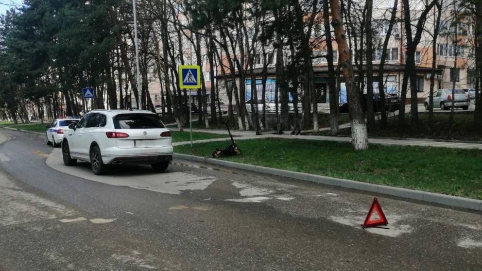 В Пятигорске подросток на электросамокате получил перелом бедра при наезде на автомобиль