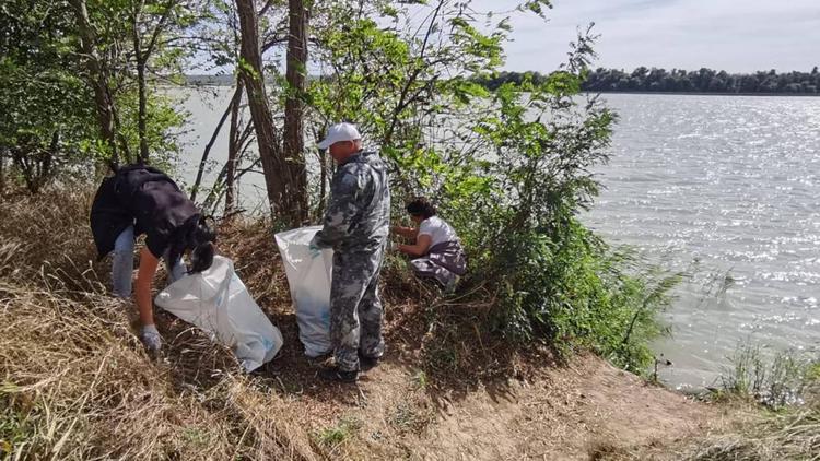 Около 4 тонн мусора вывезли с территории Новотроицкого водохранилища