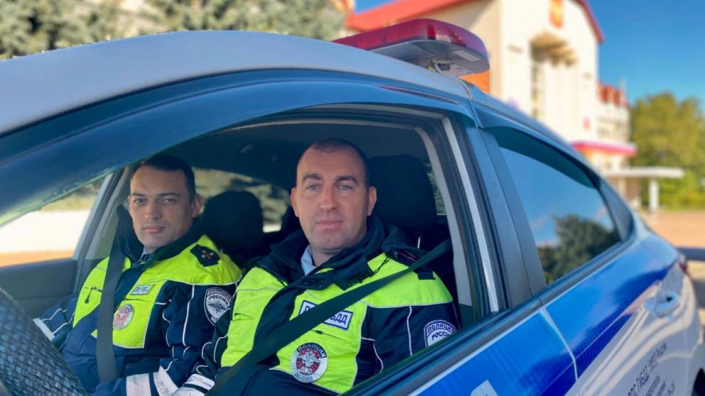 Автоинспекторы помогли мальчику из автомобиля скорой, которая попала в ДТП