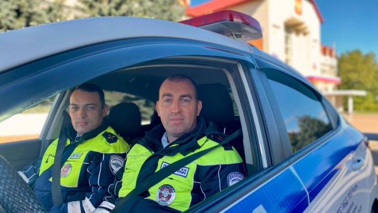 Автоинспекторы помогли мальчику из автомобиля скорой, которая попала в ДТП