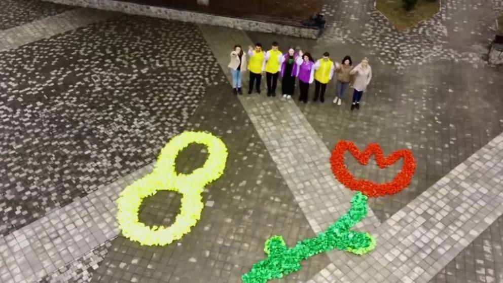 Символы 8 Марта выложили из цветной бумаги в Предгорном округе Ставрополья