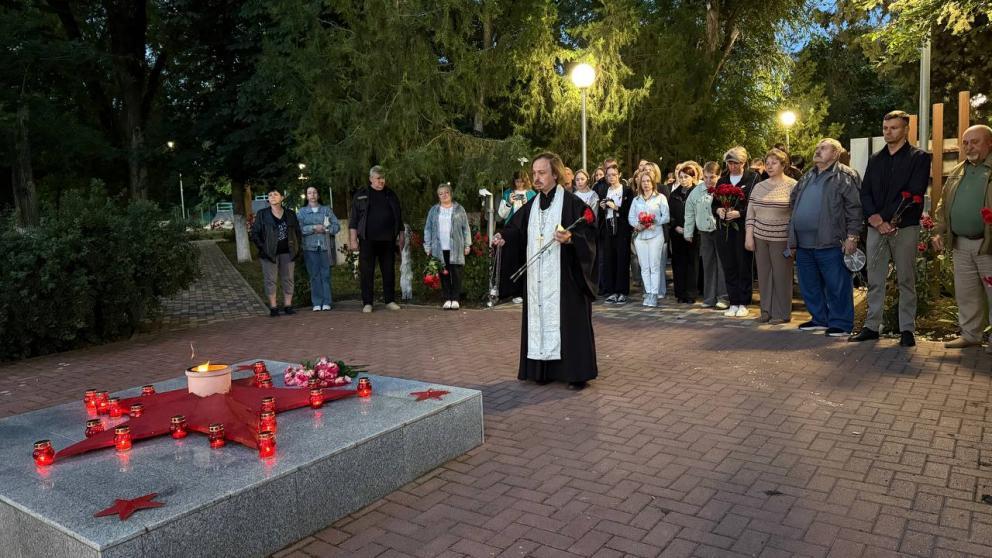 Жители Кочубеевского округа Ставрополья возложили цветы к Вечному огню