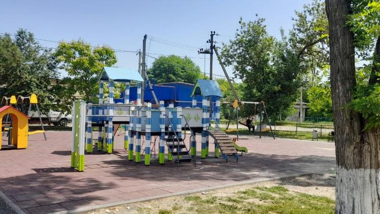 В селе Отказном на Ставрополье появилась новая детская площадка