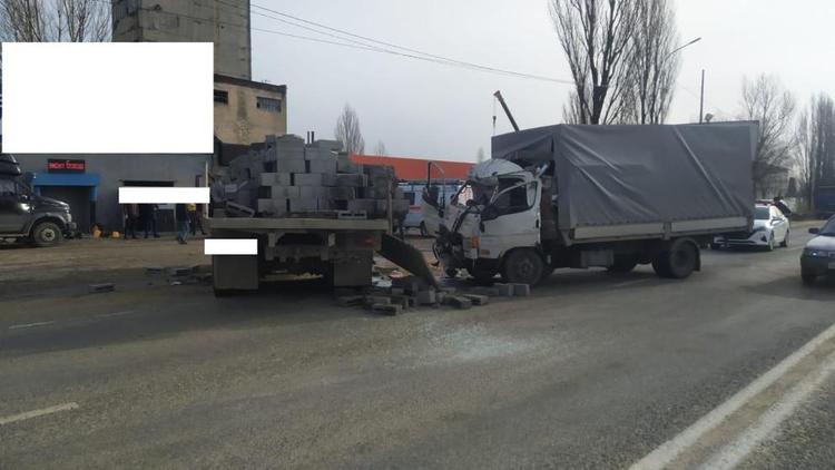 На въезде в Ставрополь столкнулись два грузовика