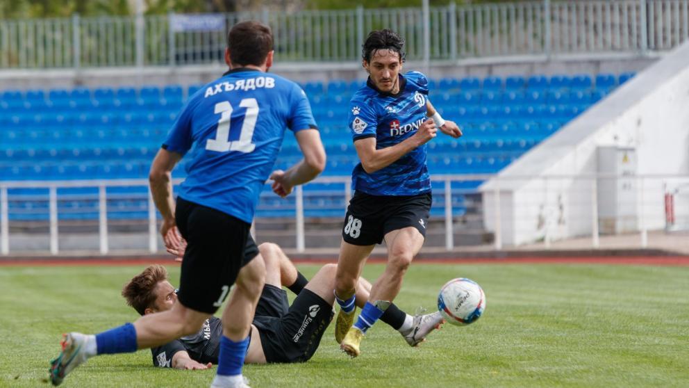 Футболисты ставропольского «Динамо» дома одолели одноклубников из Махачкалы