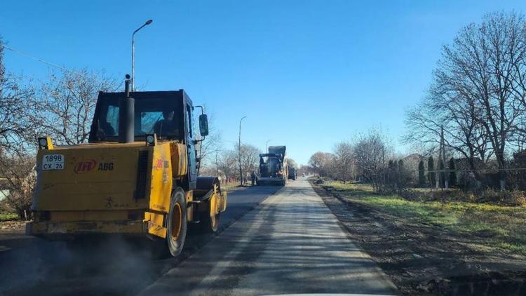 В станице Боргустанской продолжаются дорожные работы