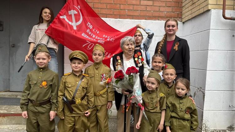 В Ставрополе фронтовые бригады поздравили ветеранов ВОВ с Днём Победы