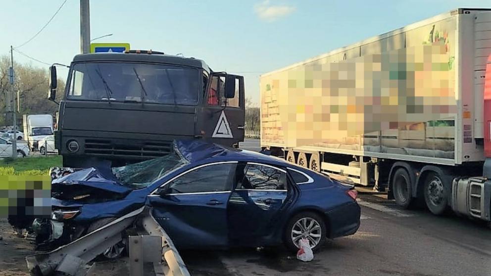 Водитель легкового автомобиля пострадал в ДТП с грузовиком в Невинномысске