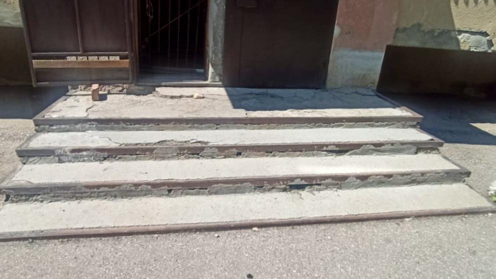 В Ессентуках управляющая компания получила предписание за разрушенные ступени в доме