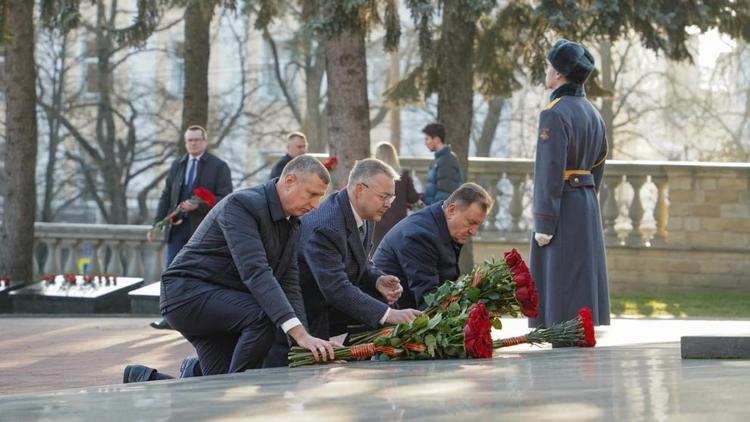 Губернатор Владимир Владимиров и делегация Беларуси возложили цветы к Вечному огню в Ставрополе