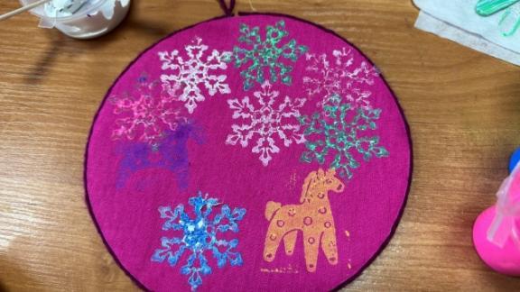 Мастер-класс по старинной технике росписи ткани провели в музее Невинномысска