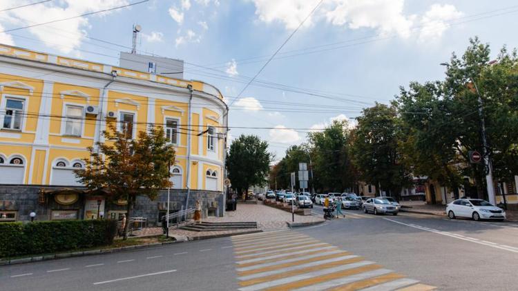 Нарушающие правила благоустройства вывески и рекламу демонтируют в Ставрополе