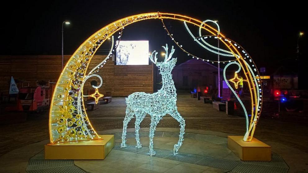 В Невинномысске на привокзальной площади «поселился» сказочный олень