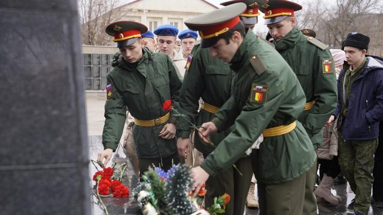 В Арзгирском округе Ставрополья возложили цветы к обелиску Воину-освободителю