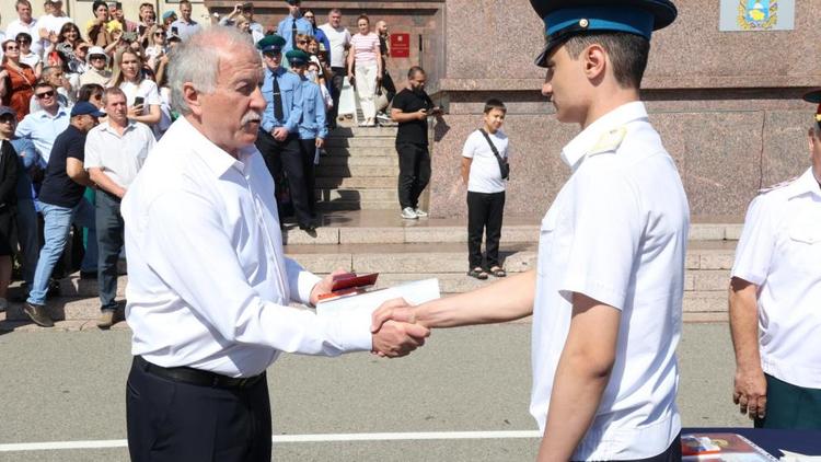 Председатель Думы Ставрополья поздравил кадетов с получением аттестатов