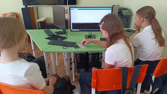 В кабинете робототехники православной гимназии Невинномысска проводят мастер-классы для юных изобретателей