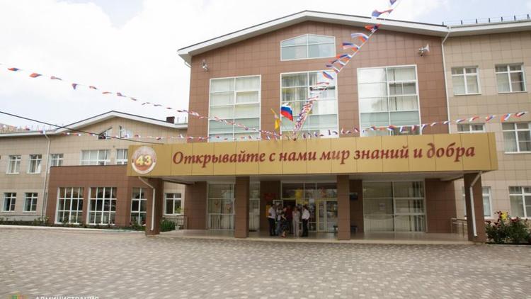 Глава Ставрополя оценил ход ремонта спортзалов в школе № 43