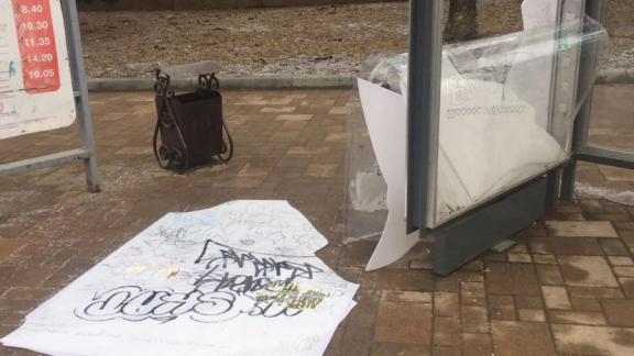 Разбивших остановку вандалов разыскивают в Кисловодске