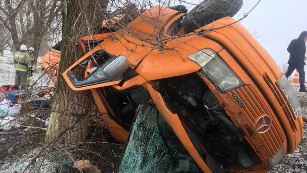 У села Левокумского перевернулся микроавтобус с пассажирами