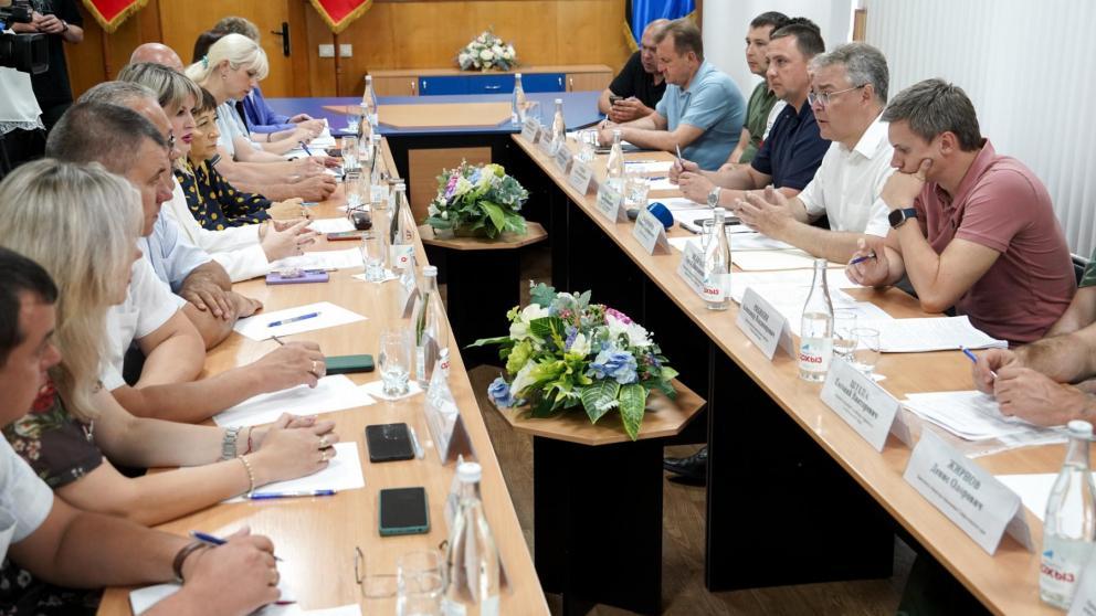Губернатор Ставрополья обсудил взаимодействие с главами городов ЛНР
