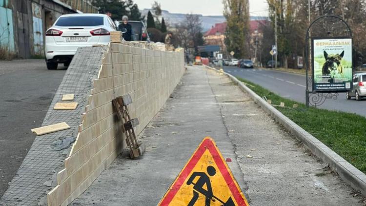 В Кисловодске укрепляют подпорную стену на улице Куйбышева