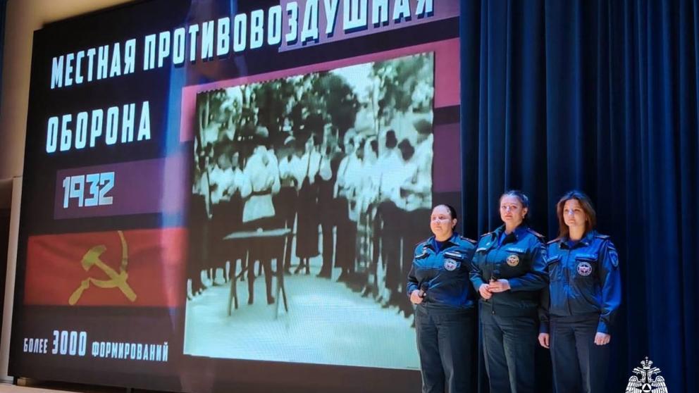 Сотрудники МЧС провели урок по гражданской обороне для школьников в Ессентуках