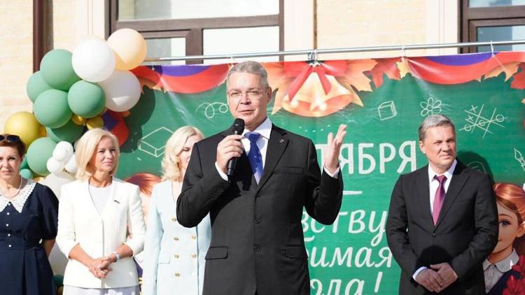Губернатор Ставрополья встретился с учениками обновлённой школы в Пятигорске