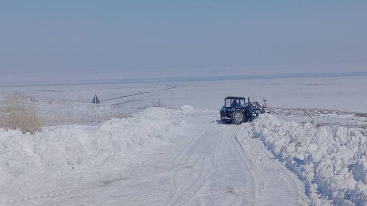 В Андроповском округе продолжается расчистка дорог от снега